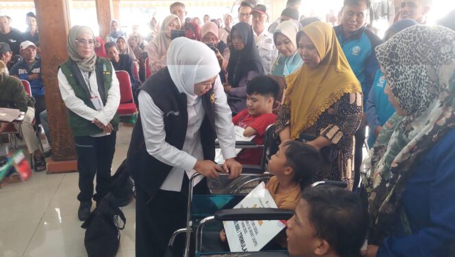 
					BANSOS: Gubernur Jawa Timur, Khofifah Indar Parawangsa saat menyerahkan bantuan sosial (bansos) di Pendopo Prasaja Ngesti Wibawa Kabupaten Probolinggo. (foto: Hafiz Rozani).