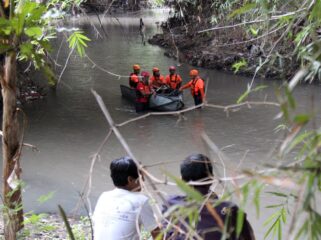 KAGET: Warga Lingkungan Temenggungan, Kelurahan Pohjentrek, menyaksikan persiapan susur Sungai Gembong oleh BPBD dan Wali Kota Pasuruan. (foto: Moh. Rois).