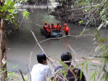 KAGET: Warga Lingkungan Temenggungan, Kelurahan Pohjentrek, menyaksikan persiapan susur Sungai Gembong oleh BPBD dan Wali Kota Pasuruan. (foto: Moh. Rois).