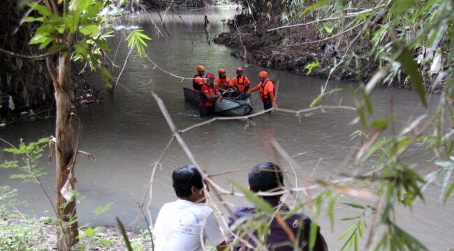 KAGET: Warga Lingkungan Temenggungan, Kelurahan Pohjentrek, menyaksikan persiapan susur Sungai Gembong oleh BPBD dan Wali Kota Pasuruan. (foto: Moh. Rois).