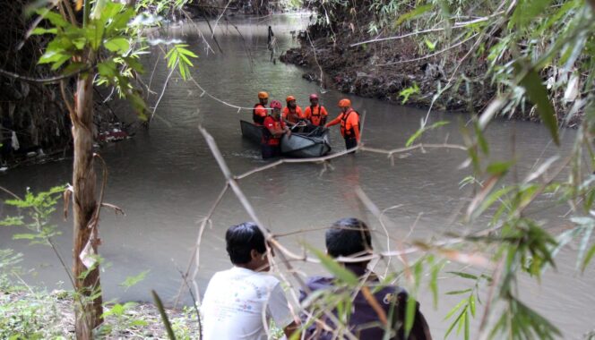 
					KAGET: Warga Lingkungan Temenggungan, Kelurahan Pohjentrek, menyaksikan persiapan susur Sungai Gembong oleh BPBD dan Wali Kota Pasuruan. (foto: Moh. Rois).