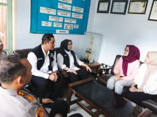 Bupati Lumajang Indah Amperawati kembali menemukan perusahaan yang menahan ijazah. (Foto: Asmadi).