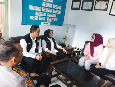 Bupati Lumajang Indah Amperawati kembali menemukan perusahaan yang menahan ijazah. (Foto: Asmadi).