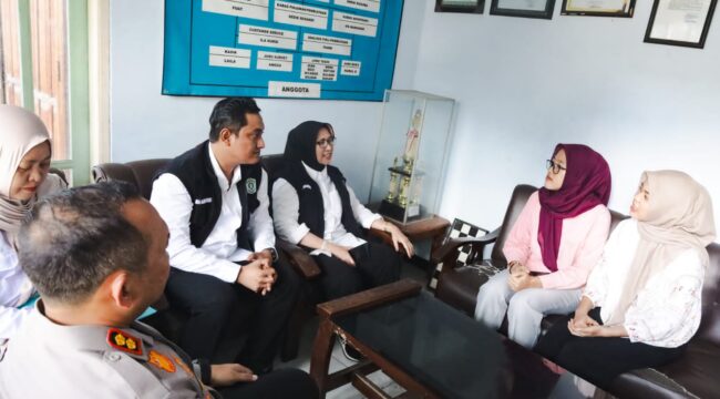 Bupati Lumajang Indah Amperawati kembali menemukan perusahaan yang menahan ijazah. (Foto: Asmadi).