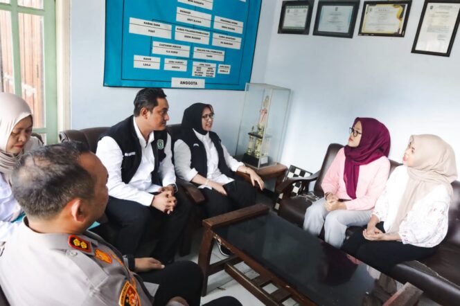 
					Bupati Lumajang Indah Amperawati kembali menemukan perusahaan yang menahan ijazah. (Foto: Asmadi).