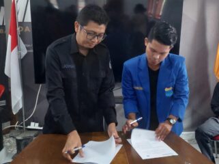 KERJASAMA: Ketua Bawaslu Kota Probolinggo, Johan Dwi Angga, saat menandatangani MoU Dengan OKP. (foto: Hafiz Rozani).