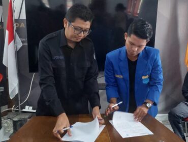KERJASAMA: Ketua Bawaslu Kota Probolinggo, Johan Dwi Angga, saat menandatangani MoU Dengan OKP. (foto: Hafiz Rozani).