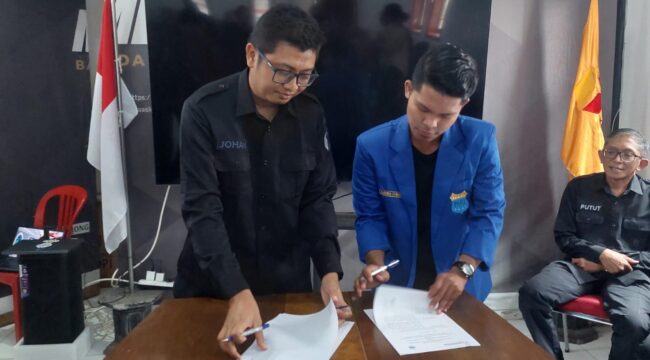 KERJASAMA: Ketua Bawaslu Kota Probolinggo, Johan Dwi Angga, saat menandatangani MoU Dengan OKP. (foto: Hafiz Rozani).