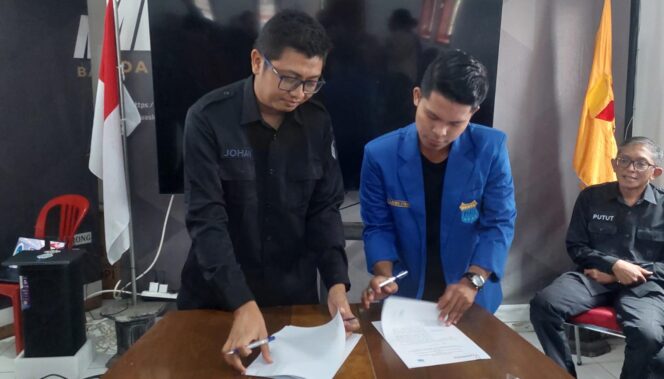
					KERJASAMA: Ketua Bawaslu Kota Probolinggo, Johan Dwi Angga, saat menandatangani MoU Dengan OKP. (foto: Hafiz Rozani).