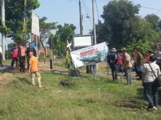 TINJAU: Pengecekan lokasi pembangunan pos perlintasan kereta api di wilayah Kecamatan Sumberasih, Kab. Probolinggo. (foto: istimewa)