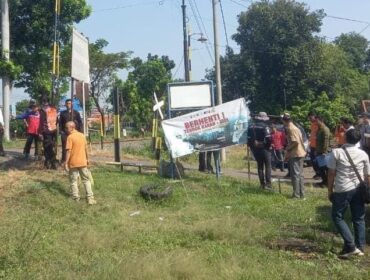 TINJAU: Pengecekan lokasi pembangunan pos perlintasan kereta api di wilayah Kecamatan Sumberasih, Kab. Probolinggo. (foto: istimewa)