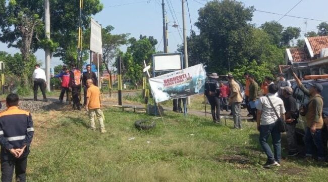 TINJAU: Pengecekan lokasi pembangunan pos perlintasan kereta api di wilayah Kecamatan Sumberasih, Kab. Probolinggo. (foto: istimewa)