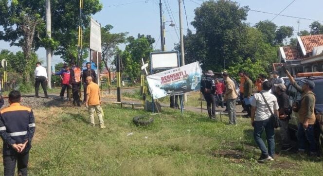 
					TINJAU: Pengecekan lokasi pembangunan pos perlintasan kereta api di wilayah Kecamatan Sumberasih, Kab. Probolinggo. (foto: istimewa)