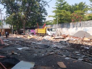 DIHANCURKAN: Kondisi bedak sebelah selatan GOR. A Yani Kota Probolinggo yang sudah dibongkar. (foto: Hafiz Rozani).
