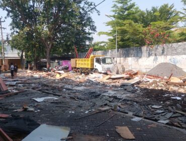 DIHANCURKAN: Kondisi bedak sebelah selatan GOR. A Yani Kota Probolinggo yang sudah dibongkar. (foto: Hafiz Rozani).
