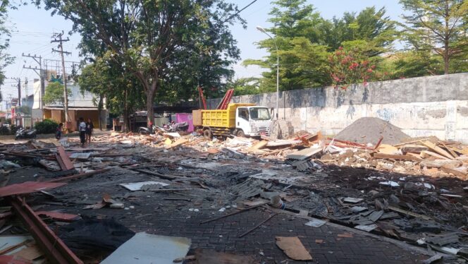 
					DIHANCURKAN: Kondisi bedak sebelah selatan GOR. A Yani Kota Probolinggo yang sudah dibongkar. (foto: Hafiz Rozani).
