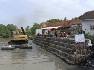DIBANGUN: Pembangunan bronjong di Kali Kertosono Kraksaan, Kabupaten Probolinggo, yang menelan anggaran Rp 9 miliar. (foto: Ali Ya'lu).