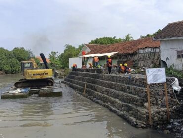 DIBANGUN: Pembangunan bronjong di Kali Kertosono Kraksaan, Kabupaten Probolinggo, yang menelan anggaran Rp 9 miliar. (foto: Ali Ya'lu).