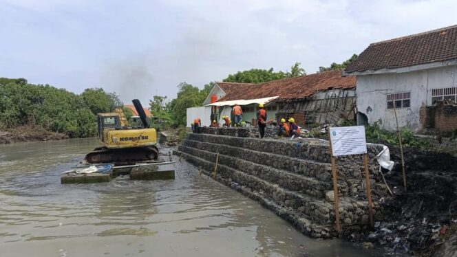 
					DIBANGUN: Pembangunan bronjong di Kali Kertosono Kraksaan, Kabupaten Probolinggo, yang menelan anggaran Rp 9 miliar. (foto: Ali Ya'lu).