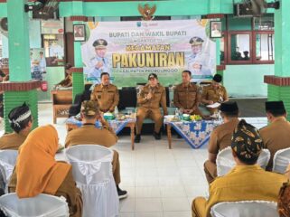 DIALOG: Bupati Probolinggo Gus dr. Mohammad Haris dan Wabup Lora Fahmi AHZ, saat berdialog dengan warga di kantor Kecamatan Pakuniran. (foto: Moch. Rochim).