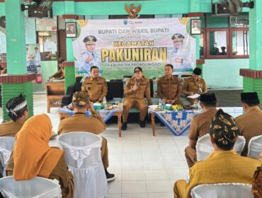 DIALOG: Bupati Probolinggo Gus dr. Mohammad Haris dan Wabup Lora Fahmi AHZ, saat berdialog dengan warga di kantor Kecamatan Pakuniran. (foto: Moch. Rochim).