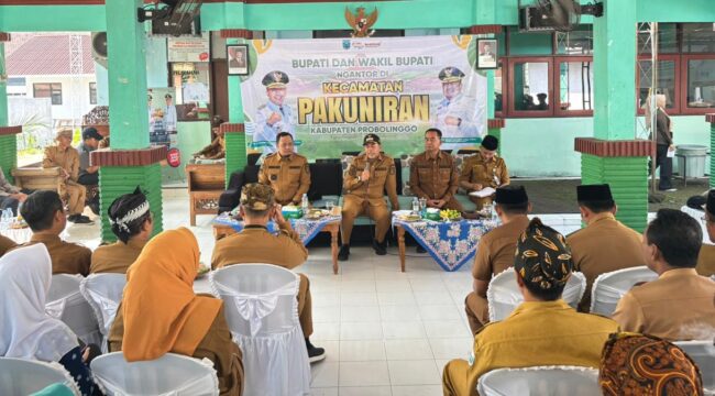 DIALOG: Bupati Probolinggo Gus dr. Mohammad Haris dan Wabup Lora Fahmi AHZ, saat berdialog dengan warga di kantor Kecamatan Pakuniran. (foto: Moch. Rochim).