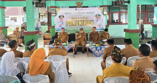 
					DIALOG: Bupati Probolinggo Gus dr. Mohammad Haris dan Wabup Lora Fahmi AHZ, saat berdialog dengan warga di kantor Kecamatan Pakuniran. (foto: Moch. Rochim).