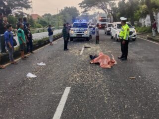 Polisi melakukan olah TKP.