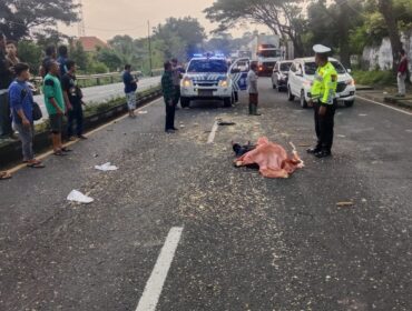 Polisi melakukan olah TKP.