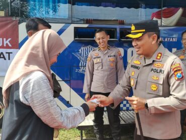 INOVASI: Kapolres Probolinggo, AKBP Wisnu Wardhana, memberikan SIM pada Anatasya Agita, salah seorang warga yang mengurus perpanjangan SIM. (foto: Ali Ya'lu).
