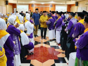 HARU: Wali Kota Probolinggo, dr. Aminuddin, saat melepas jemaah calon haji, beberapa waktu lalu. (Foto: Hafiz Rozani).