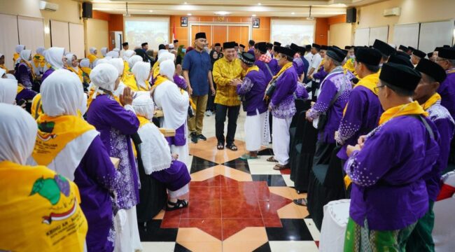 HARU: Wali Kota Probolinggo, dr. Aminuddin, saat melepas jemaah calon haji, beberapa waktu lalu. (Foto: Hafiz Rozani).