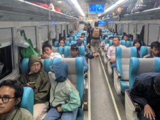 PADAT: Suasana keramaian penumpang KA Blambangan Ekspres relasi Ketapang-Pasar Senen, pada Senin, (23/06/25) siang. (Foto: Humas KAI Daop 9 Jember)