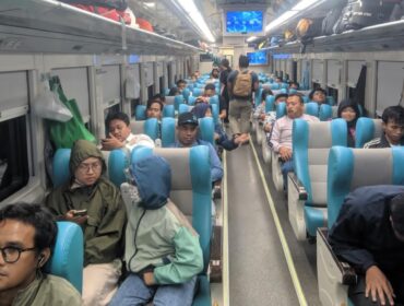 PADAT: Suasana keramaian penumpang KA Blambangan Ekspres relasi Ketapang-Pasar Senen, pada Senin, (23/06/25) siang. (Foto: Humas KAI Daop 9 Jember)
