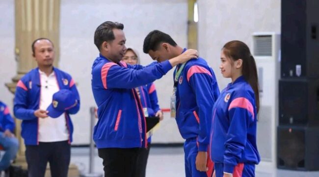 DILEPAS: Bupati Jember, Muhammad Fawait saat melepas Kontingen Jember dalam Pekan Olahraga Provinsi (Porprov) IX Jawa Timur tahun 2025, Rabu, (25/6/25) siang. (Foto: Diskominfo).
