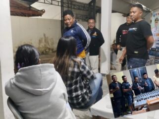 TERJARING: Sejumlah wanita pemandu lagu yang terjaring razia Satpol PP Kab. Probolinggo. Insert: Ratusan botol miras yang berhasil sita petugas. (foto: Ali Ya'lu).