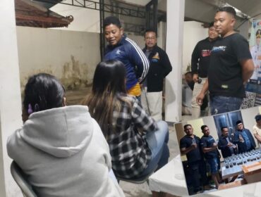 TERJARING: Sejumlah wanita pemandu lagu yang terjaring razia Satpol PP Kab. Probolinggo. Insert: Ratusan botol miras yang berhasil sita petugas. (foto: Ali Ya'lu).