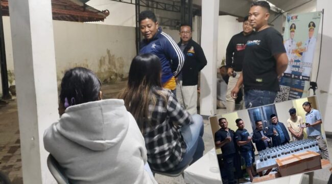 TERJARING: Sejumlah wanita pemandu lagu yang terjaring razia Satpol PP Kab. Probolinggo. Insert: Ratusan botol miras yang berhasil sita petugas. (foto: Ali Ya'lu).