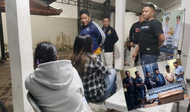 
					TERJARING: Sejumlah wanita pemandu lagu yang terjaring razia Satpol PP Kab. Probolinggo. Insert: Ratusan botol miras yang berhasil sita petugas. (foto: Ali Ya'lu).