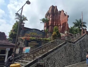 Pura Mandhara Giri Semeru Agung Lumajang (Foto: Asmadi).
