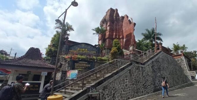 
					Pura Mandhara Giri Semeru Agung Lumajang (Foto: Asmadi).