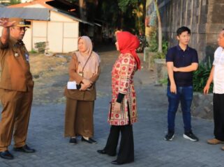 TINJAU: Wali Kota Probolinggo, dr. Aminuddin saat meninjau kondisi GOR A. Yani. (foto: istimewa)
