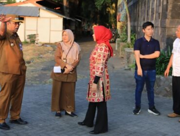 TINJAU: Wali Kota Probolinggo, dr. Aminuddin saat meninjau kondisi GOR A. Yani. (foto: istimewa)
