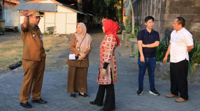 TINJAU: Wali Kota Probolinggo, dr. Aminuddin saat meninjau kondisi GOR A. Yani. (foto: istimewa)
