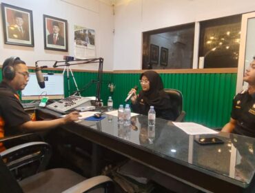 SOSIALISASI: Petugas Bea Cukai saat menggelar sosialisasi pencegahan rokok ilegal di Radio milik Pemkab Probolinggo, Bromo FM. (foto: Kominfo Kab. Probolinggo).
