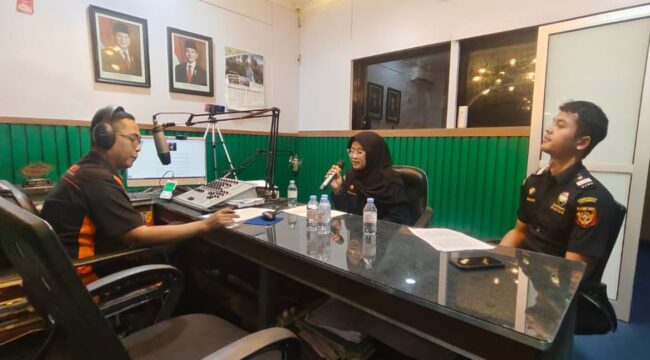 SOSIALISASI: Petugas Bea Cukai saat menggelar sosialisasi pencegahan rokok ilegal di Radio milik Pemkab Probolinggo, Bromo FM. (foto: Kominfo Kab. Probolinggo).
