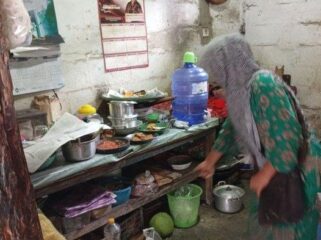 KEMALINGAN: Korban menunjukkan lokasi pencurian di Pasar Grati, Kecamatan Sumbersuko, Kabupaten Lumajang. (foto: Asmadi).