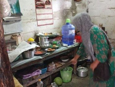 KEMALINGAN: Korban menunjukkan lokasi pencurian di Pasar Grati, Kecamatan Sumbersuko, Kabupaten Lumajang. (foto: Asmadi).