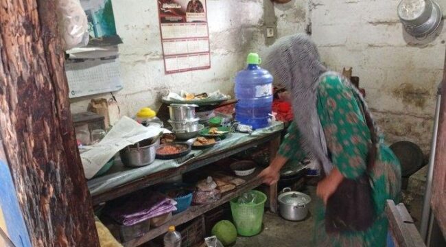 KEMALINGAN: Korban menunjukkan lokasi pencurian di Pasar Grati, Kecamatan Sumbersuko, Kabupaten Lumajang. (foto: Asmadi).