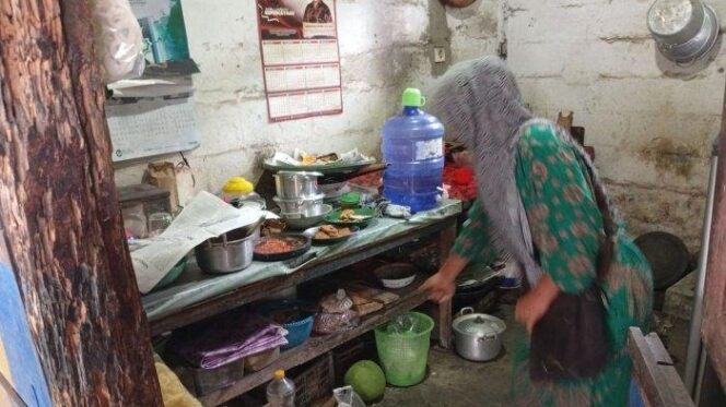 
					KEMALINGAN: Korban menunjukkan lokasi pencurian di Pasar Grati, Kecamatan Sumbersuko, Kabupaten Lumajang. (foto: Asmadi).
